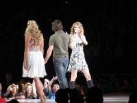 TaylorSwiftwithboyandgirl